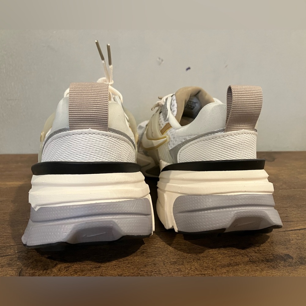 Nike V2K Run
Khaki Metallic Silver (Women's) - Picture 4 of 8